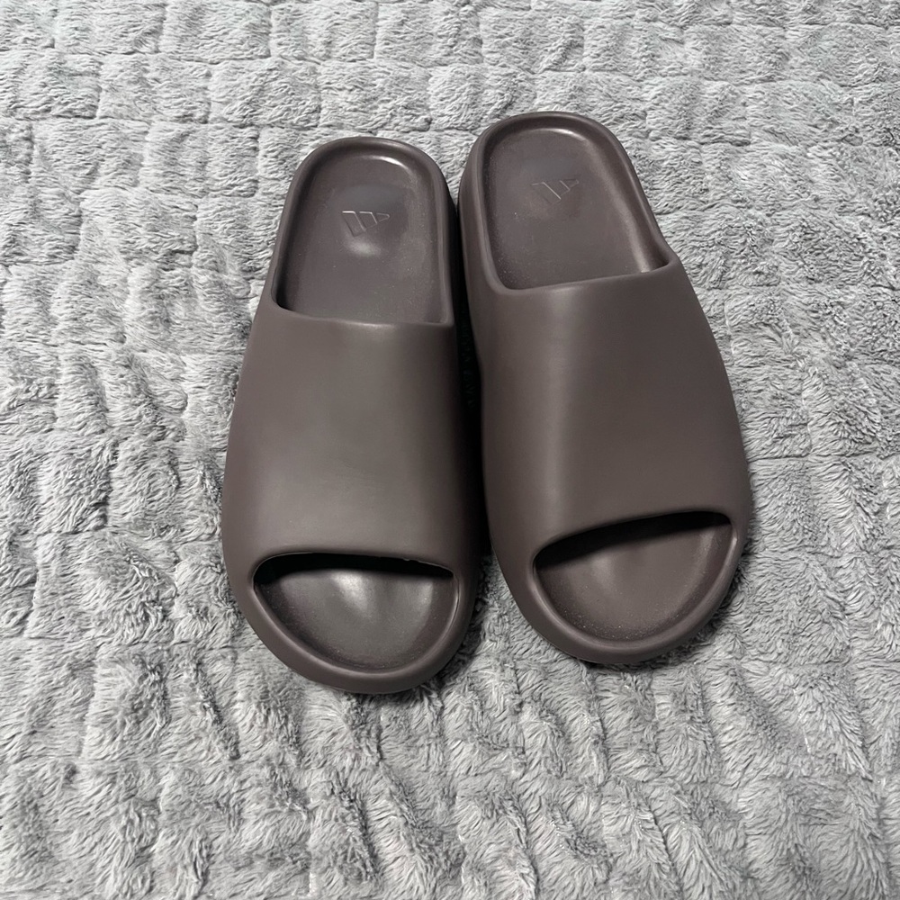 Yeezy Slides “Soot”